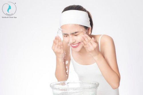 Làm sạch da với sữa rửa mặt dịu nhẹ khi chăm sóc da mùa đông