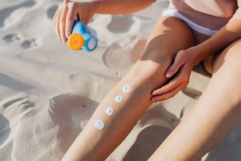 Sử dụng kem chống nắng cho cơ thể để tránh tác hại của ánh nắng mặt trời