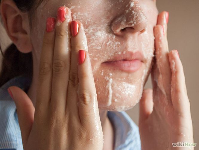 Hình: Cô gái đang tẩy tế bào chết